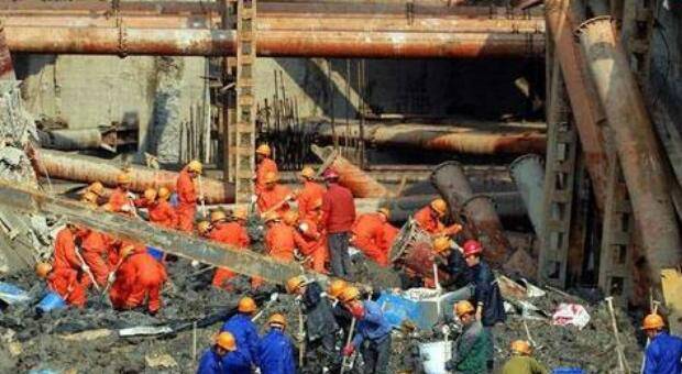 違規(guī)再起 青島地鐵施工坍塌已致3死 2人失聯(lián)！